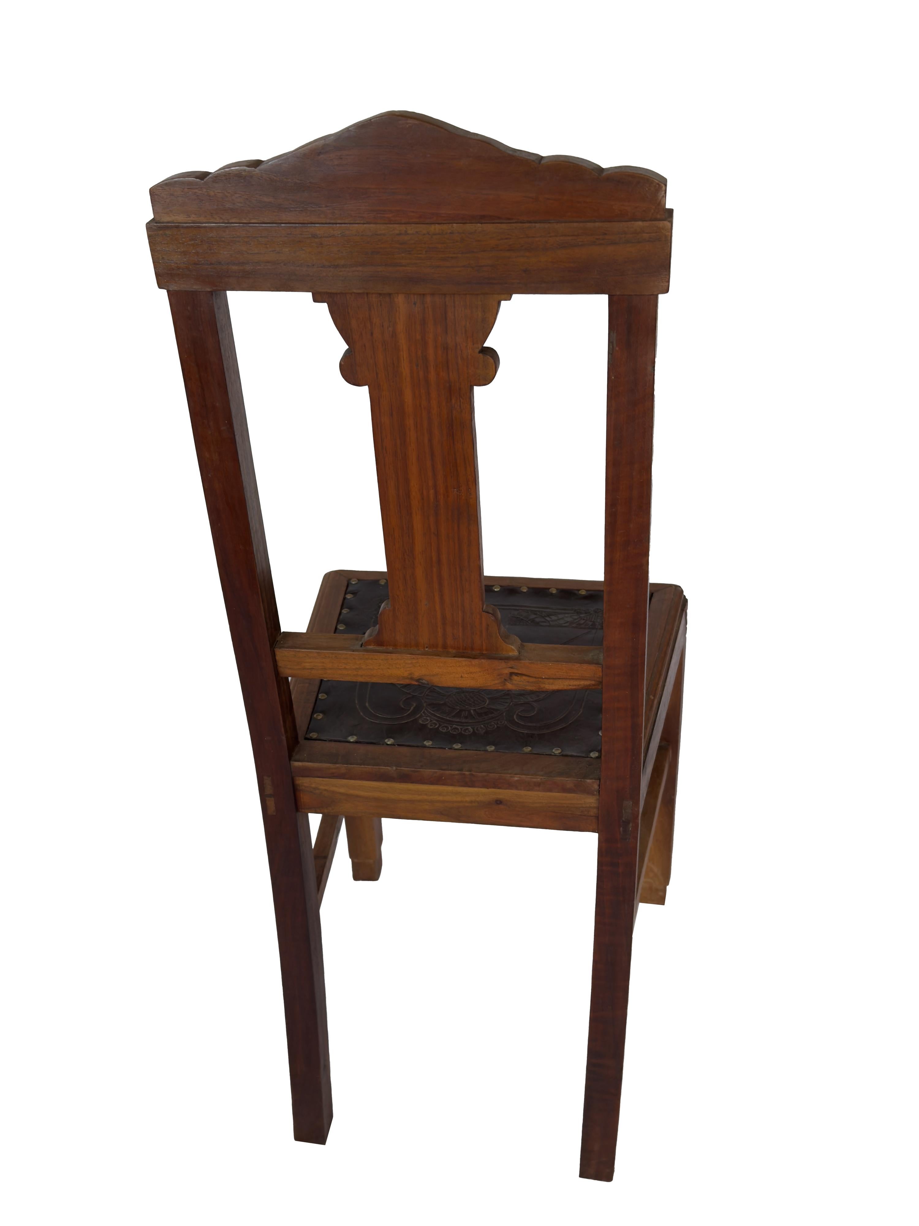 Versetzen Sie sich in die Vergangenheit mit diesem exquisiten Set aus 4 Leder- und Holzstühlen im Art-Déco-Stil von 1940 aus einem ehemaligen Teesalon der portugiesischen Eisenbahn. 
Dieses seltene und außergewöhnliche Stück verkörpert die Eleganz
