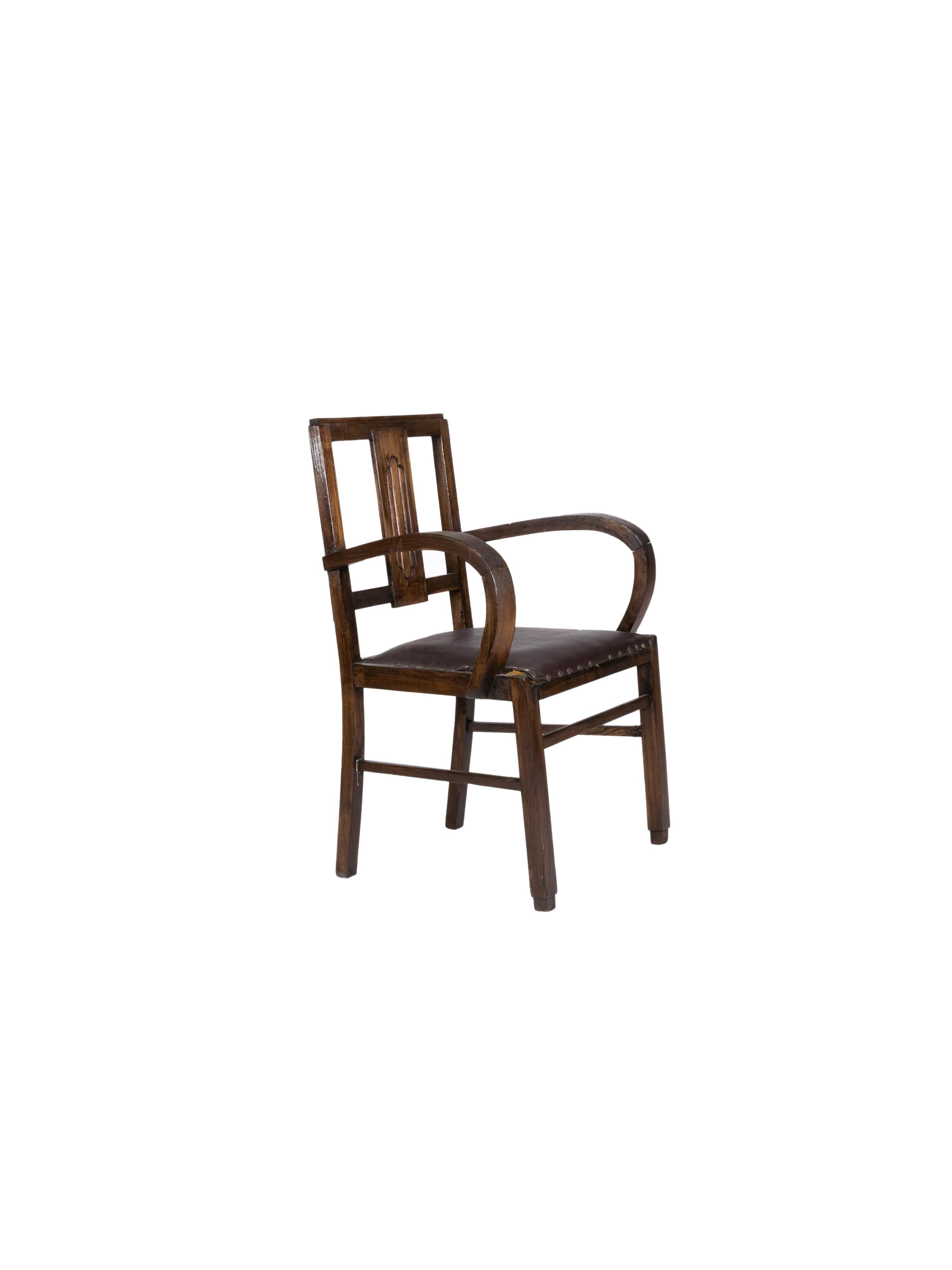Fauteuil Art déco du XXe siècle en bois de châtaignier portugais, il présente un design épuré avec un revêtement en cuir plissé. 

La chaise mesure 88 cm de haut, avec une hauteur d'assise de 43 cm, ce qui la rend idéale pour les repas ou les sièges