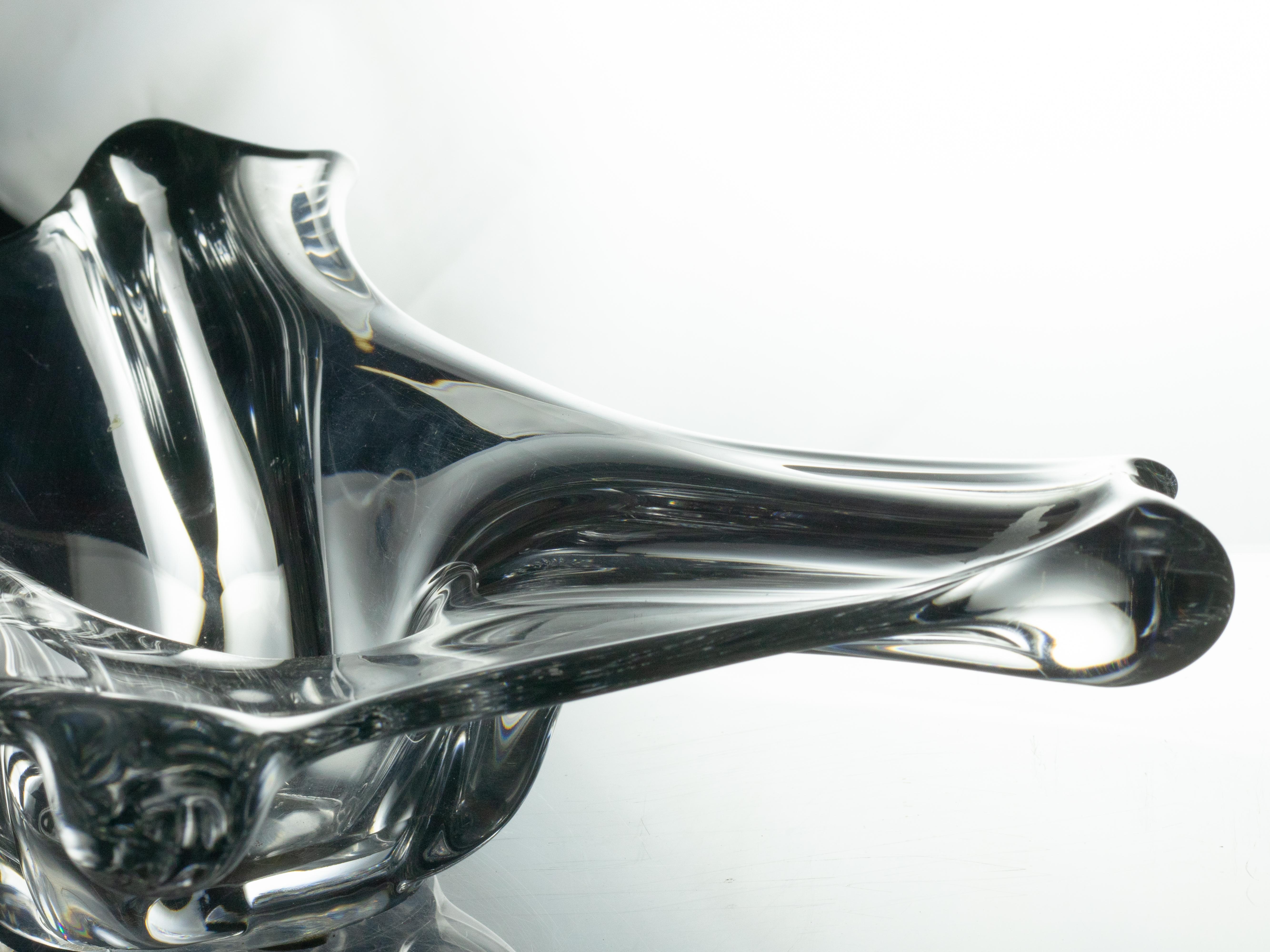 Ce centre de table en cristal Art déco français incarne l'élégance et le savoir-faire du début du XXe siècle.
Parfait pour la décoration de luxe, les collectionneurs ou comme pièce d'exposition, ce chef-d'œuvre ajoute une touche de sophistication