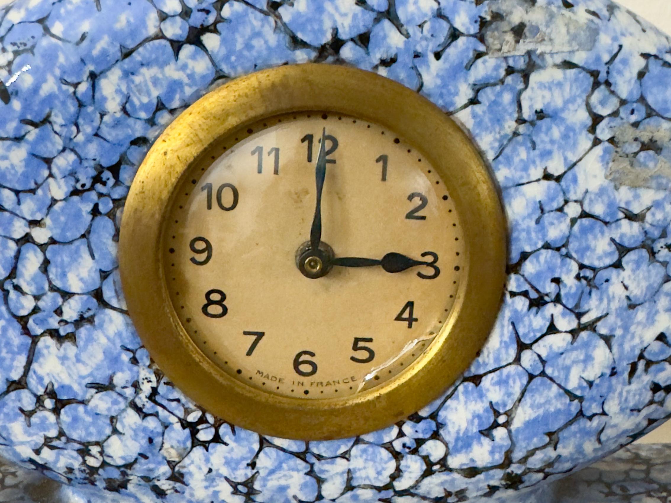 Métal Ensemble d'horloges de cheminée Art Déco en céramique bleue majolique en vente
