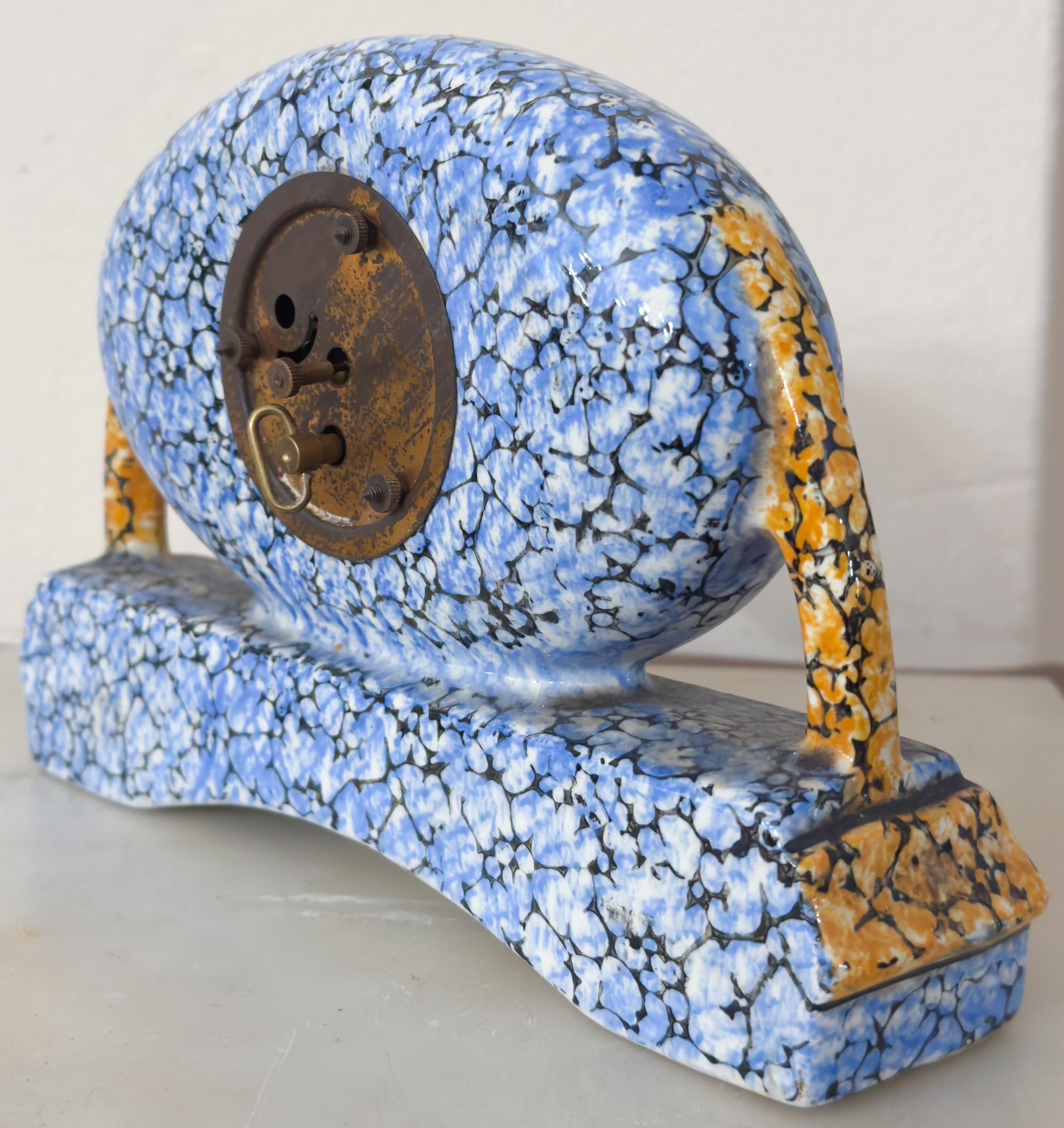 Ensemble d'horloges de cheminée Art Déco en céramique bleue majolique en vente 1