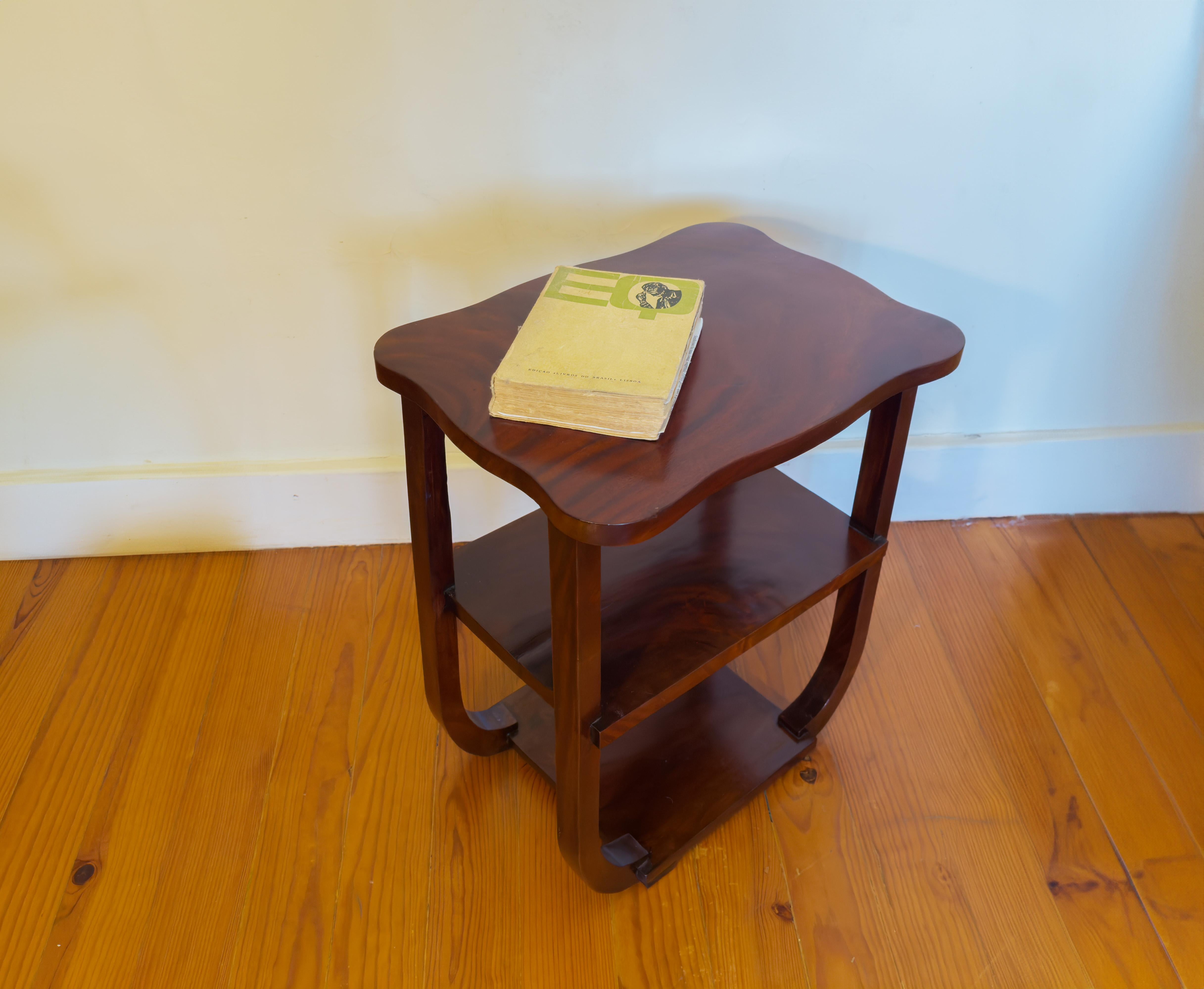 Exquise table d'appoint portugaise Art déco du 20e siècle, fabriquée en riche placage. 

Design géométrique avec un seul tiroir pour le rangement et une élégante base incurvée. Idéal pour un salon ou une chambre à coucher