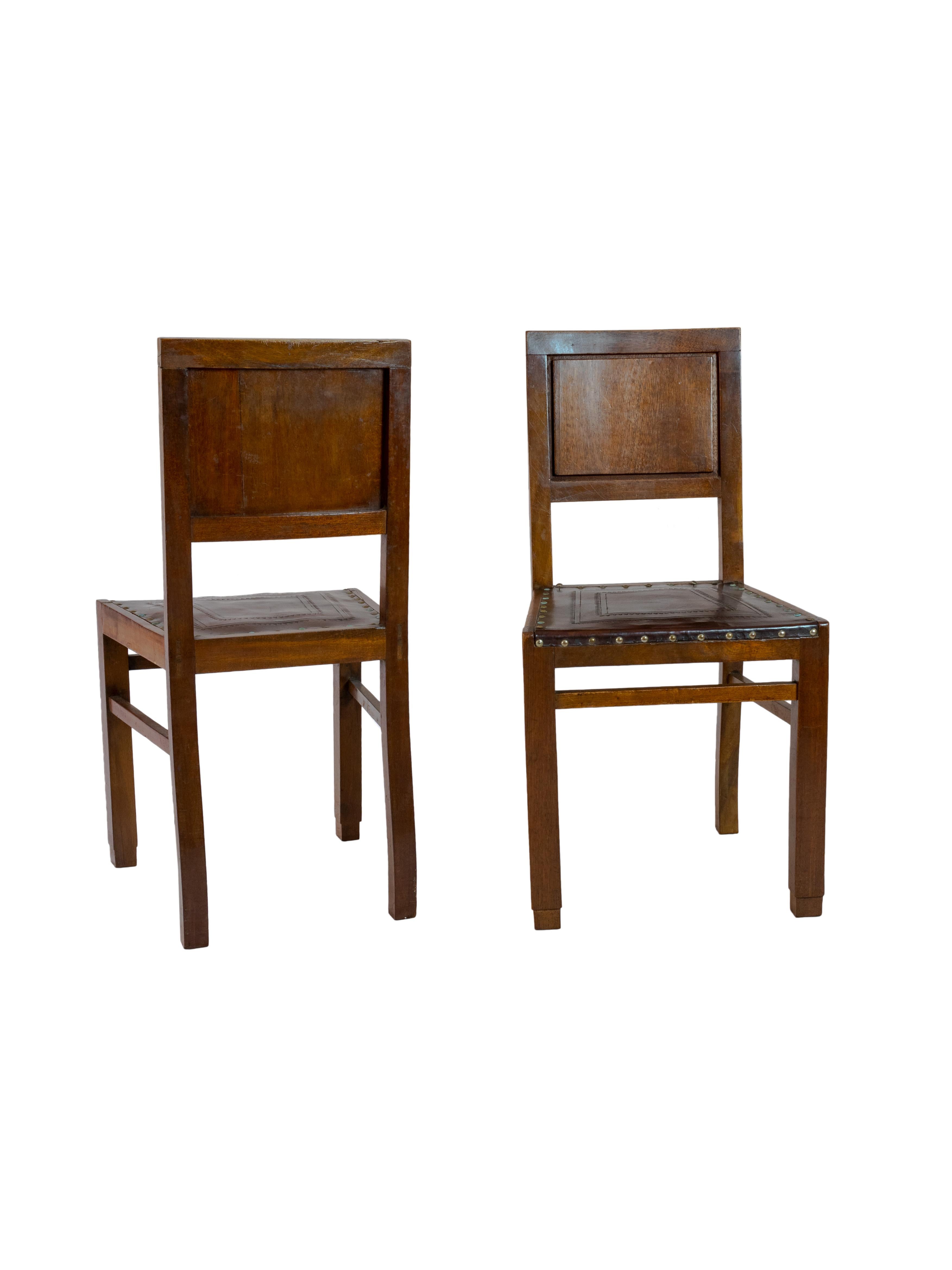 Un set di sei eleganti sedie da tavola in noce.
Un ottimo esempio di rivestimento in pelle e borchie rotonde in metallo, rivisto di recente da un professionista.
