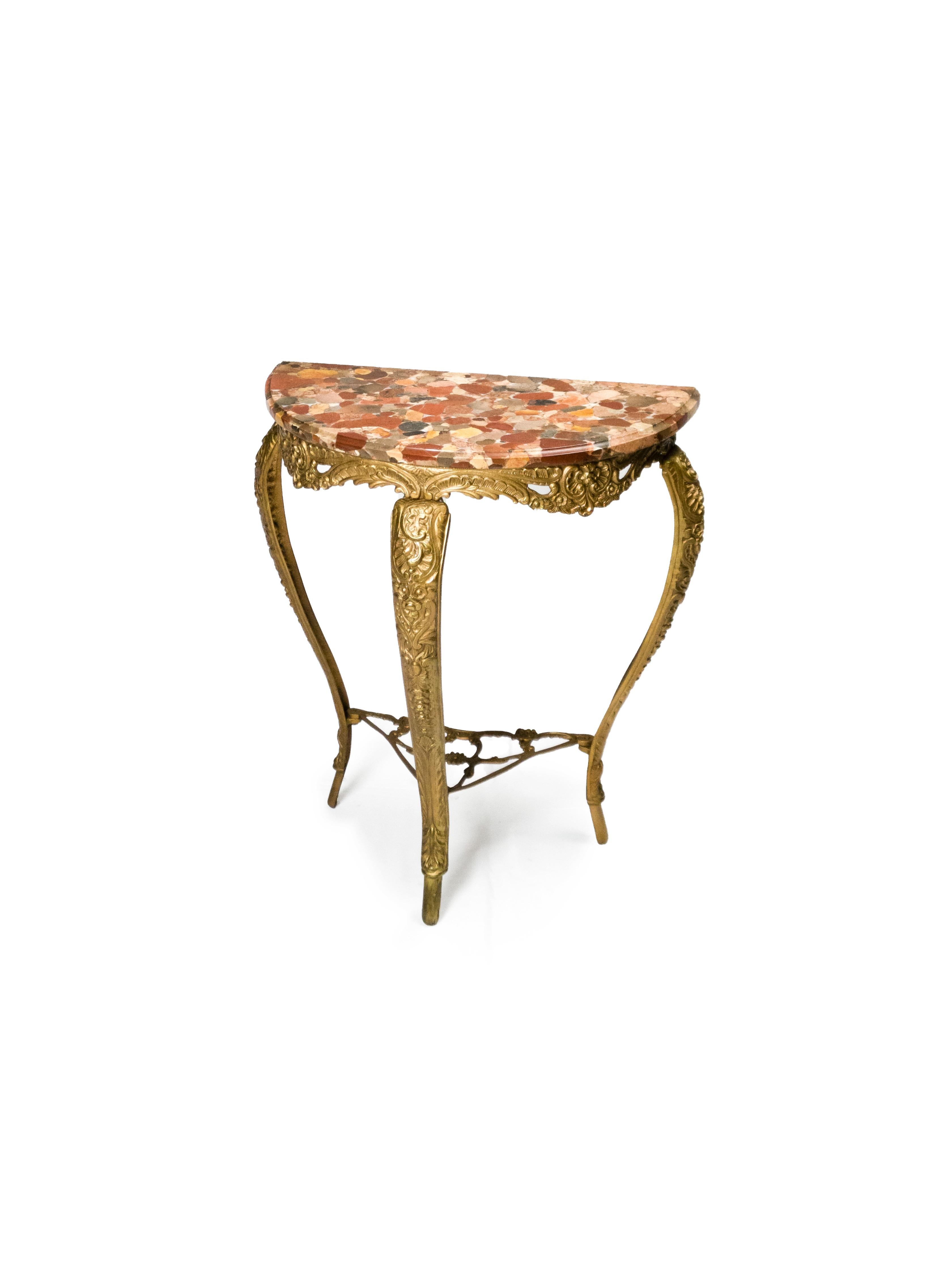 Une pièce portugaise du 20e siècle, une table crédence en laiton doré richement travaillée avec un plateau en marbre

Longueur : 57 cm ≈ 22.44 inches
Hauteur : 67,5 cm ≈ 26.57 inches
Largeur : 30 cm ≈ 11.81 pouces