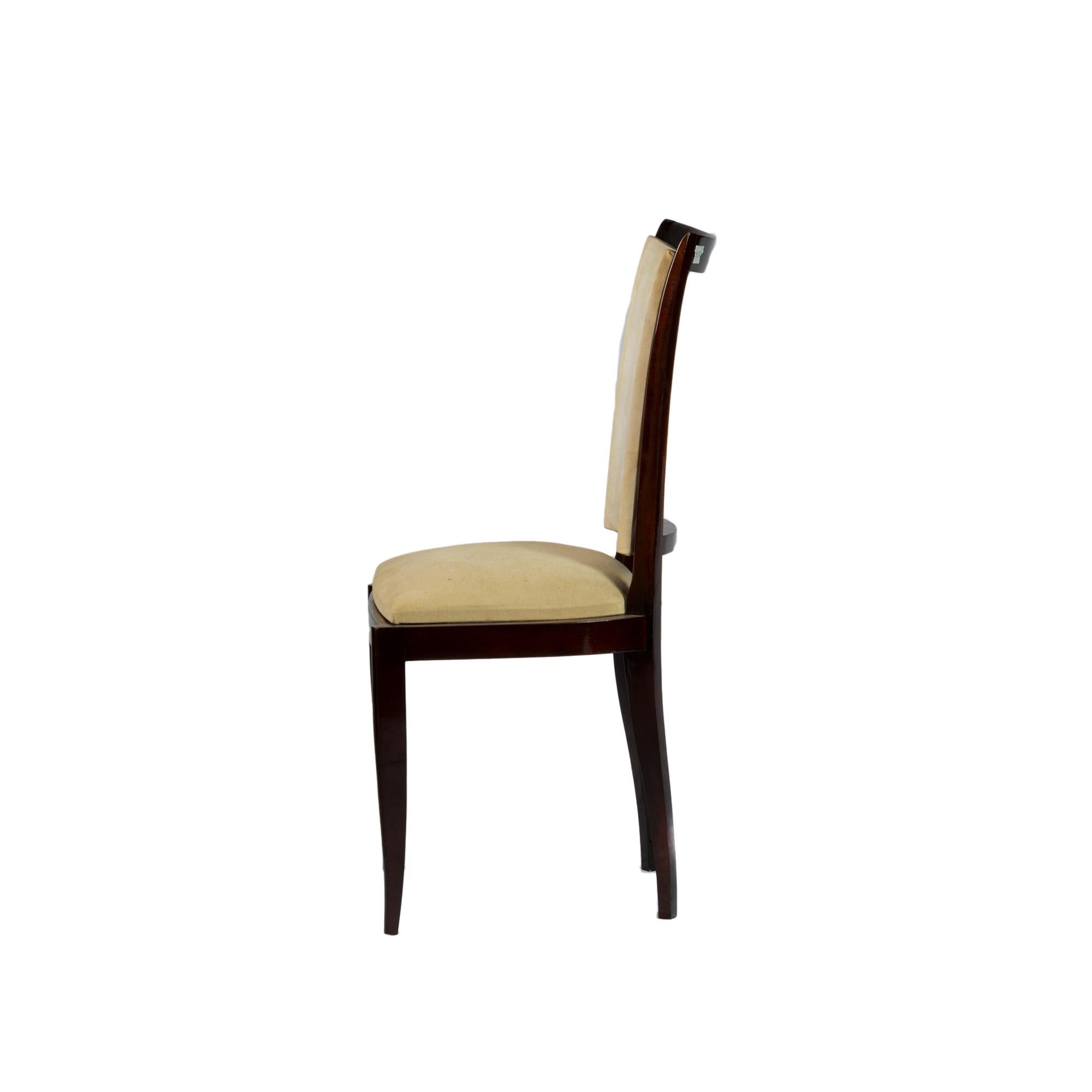 Una silla francesa Art Déco con cómodos respaldos y asientos desmontables para tapizarla fácilmente, al estilo de Jules Leleu. 

Necesita un revestimiento final. 

También disponemos de más unidades de esta pieza. Consulta nuestros listados.
