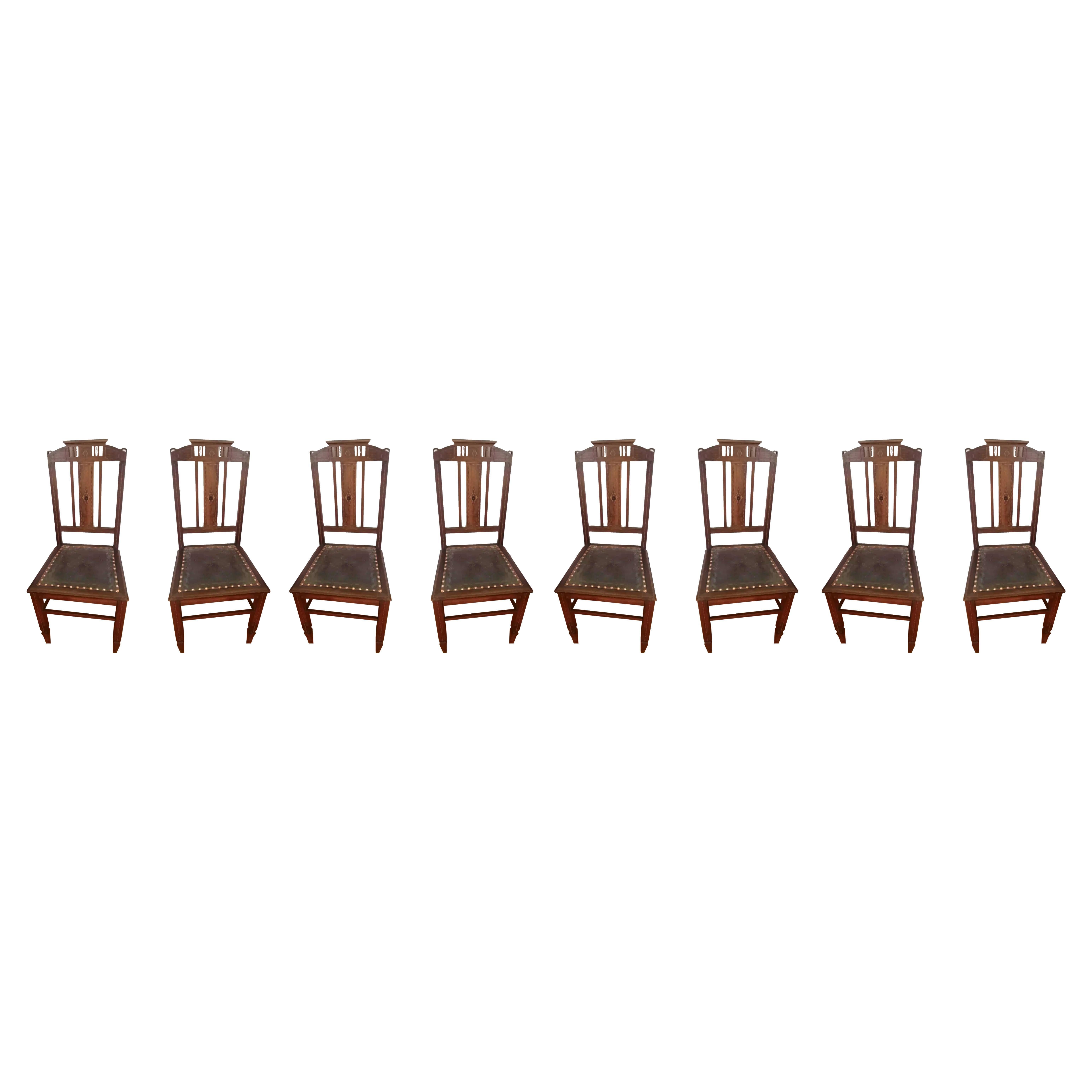 Un raro juego de 8 sillas Art Nouveau con elegante ebanistería listas para ser utilizadas o tapizadas.  

Pronto estarán disponibles nuevas fotos y vídeos