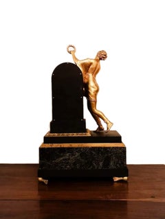 Reloj de sobremesa de bronce dorado de estilo Imperio francés de Claude Galle, hacia 1805