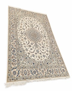 Gran alfombra afgana de estilo Nain, de origen persa, con motivos florales en marfil y azul, de 127,56 pulgadas