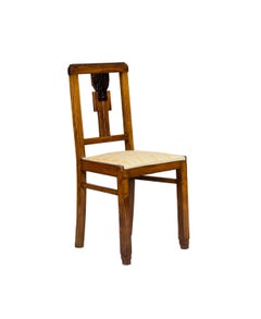 Raro conjunto de diez sillas de comedor Art Déco con respaldos tallados con motivos geométricos, de alrededor de 1940