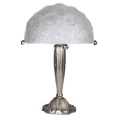 Lampe de table Art déco de style Lalique, en verre dépoli et laiton nickelé, années 1920