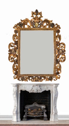 Specchio barocco del XVIII secolo in legno dorato con cherubini e intagli floreali in stile rococò