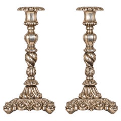 Coppia di candelieri barocchi in argento, XIX secolo