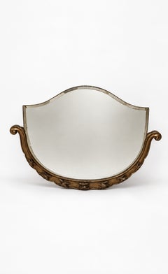 Espejo biselado de estilo Art Nouveau con volutas ornamentadas y decoración vegetal