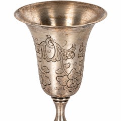 Calice liturgico in argento del XIX secolo con decorazioni a rocaille e foglie di vite