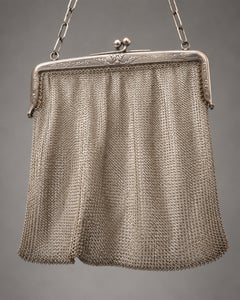 French Belle Époque Silver Mesh Handbag with Ornate Clasp and Bracelet Handle