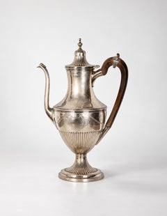 Cafetera grande de plata de estilo barroco, de finales del siglo XVIII