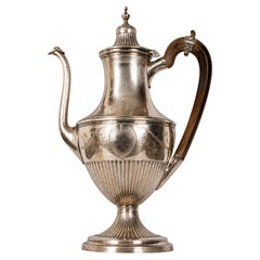 Cafetera grande de plata de estilo barroco, de finales del siglo XVIII