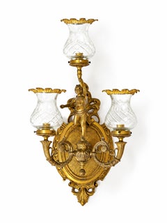 Coppia di applique a tre bracci del XX secolo in bronzo e ottone con paralumi in vetro