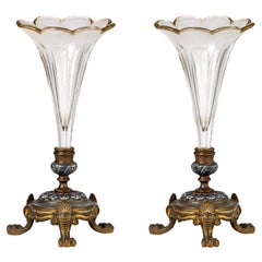 Coppia di vasi a tromba francesi in bronzo dorato e smalto champlevé, fine XIX secolo
