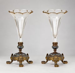 Coppia di vasi a tromba francesi in bronzo dorato e smalto champlevé, fine XIX secolo