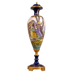 Vase français du XIXe siècle en porcelaine de Sèvres bleu cobalt et bronze doré, signé M. Gail