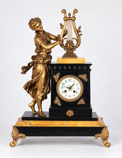 Reloj de chimenea de péndulo con dama de bronce tocando el arpa sobre base de mármol, 1900