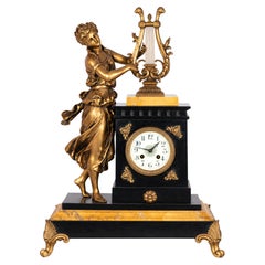 Reloj de chimenea de péndulo con dama de bronce tocando el arpa sobre base de mármol, 1900