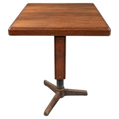 Teakholztisch im Mid-Century-Modern-Stil aus den 1960er Jahren mit Dreifuß aus Gusseisen