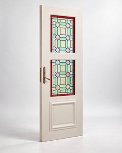 Ein Paar Jugendstil-Glastüren mit farbenfrohen geometrischen Feldern