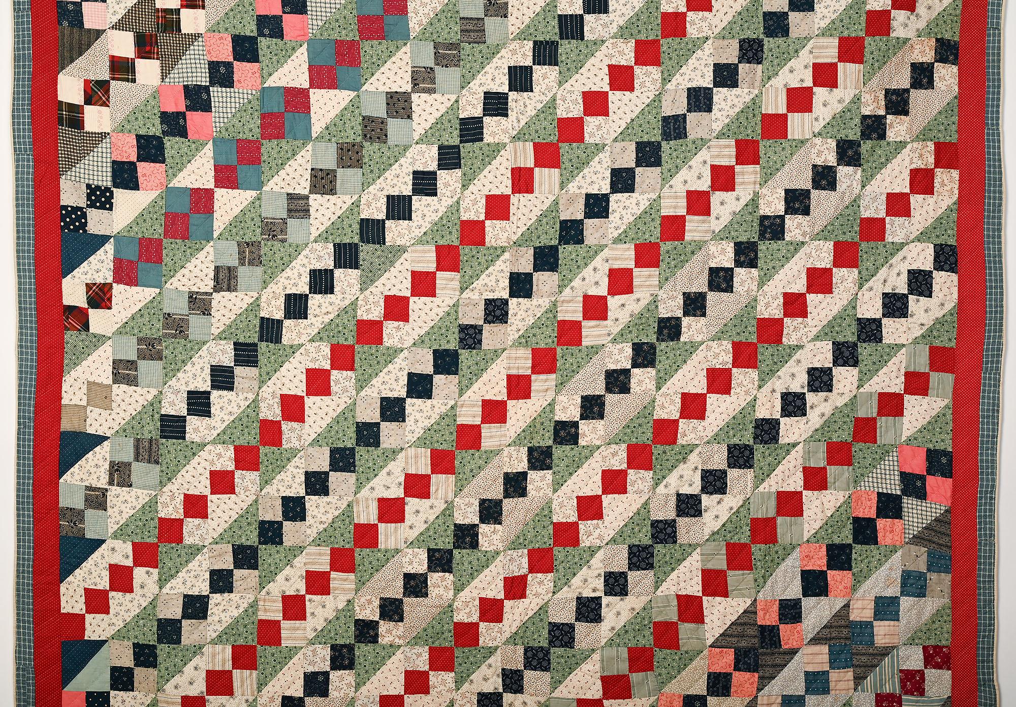 Questa è la versione più interessante del modello di trapunta Jacob's Ladder che abbia mai visto. I colori e i tessuti lo rendono insolito, così come la forte fantasia diagonale. L'uso del rosso e dell'indaco accanto al verde chiaro crea una