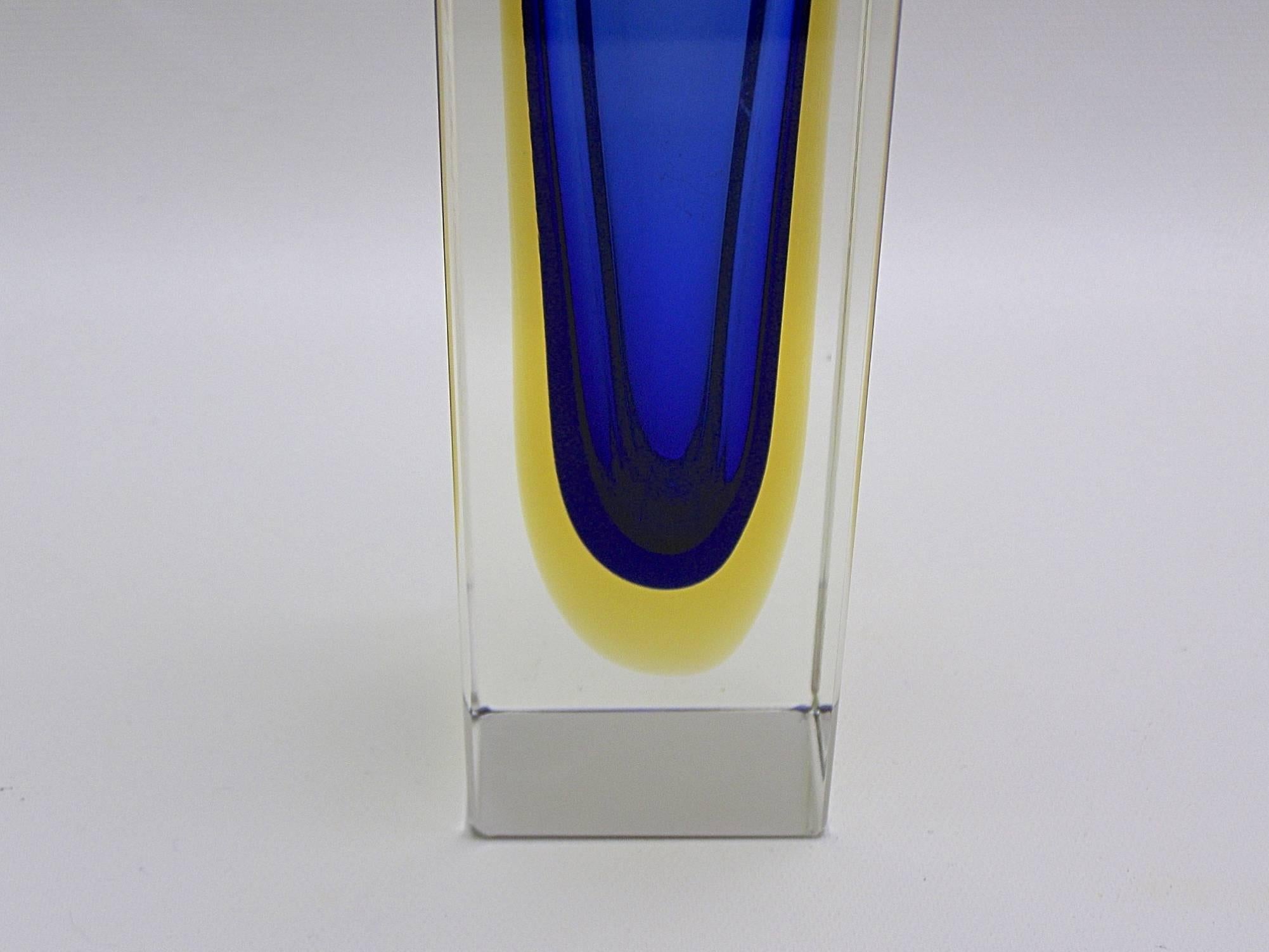 Alessandro Mandruzzato Double Sommerso Cobalt and Yellow Vase In Excellent Condition For Sale In Miami, FL