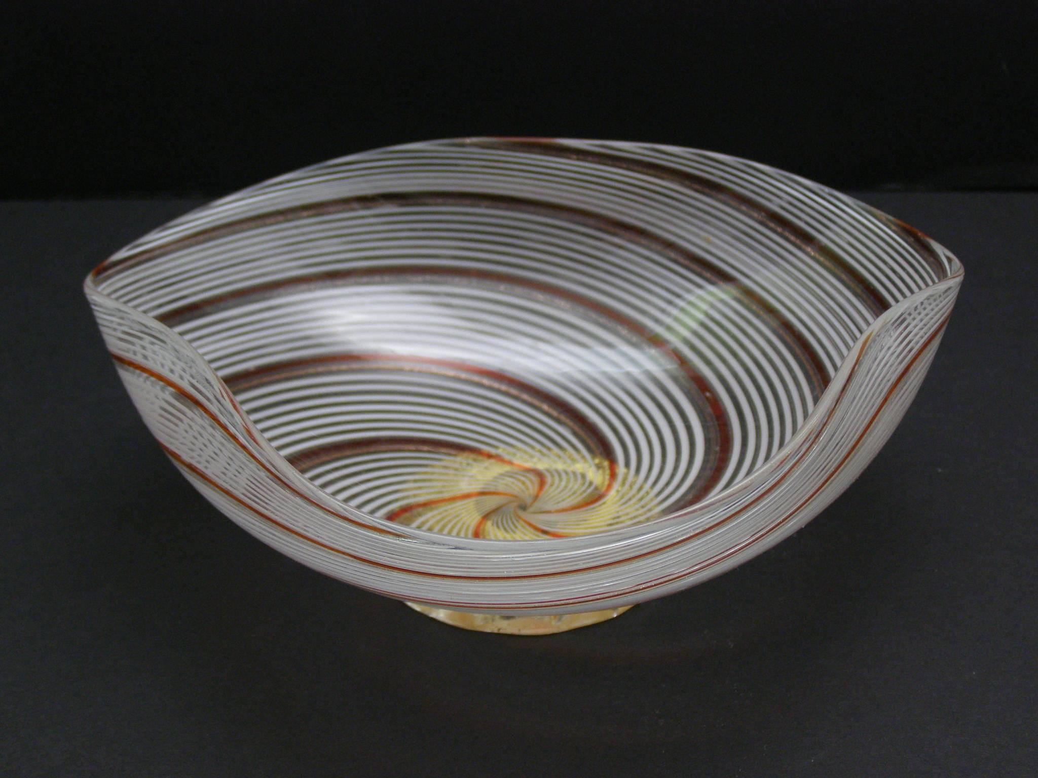 Dino Martens Mezza Filigrana Murano Glass Triangular Bowl In Excellent Condition For Sale In Miami, FL