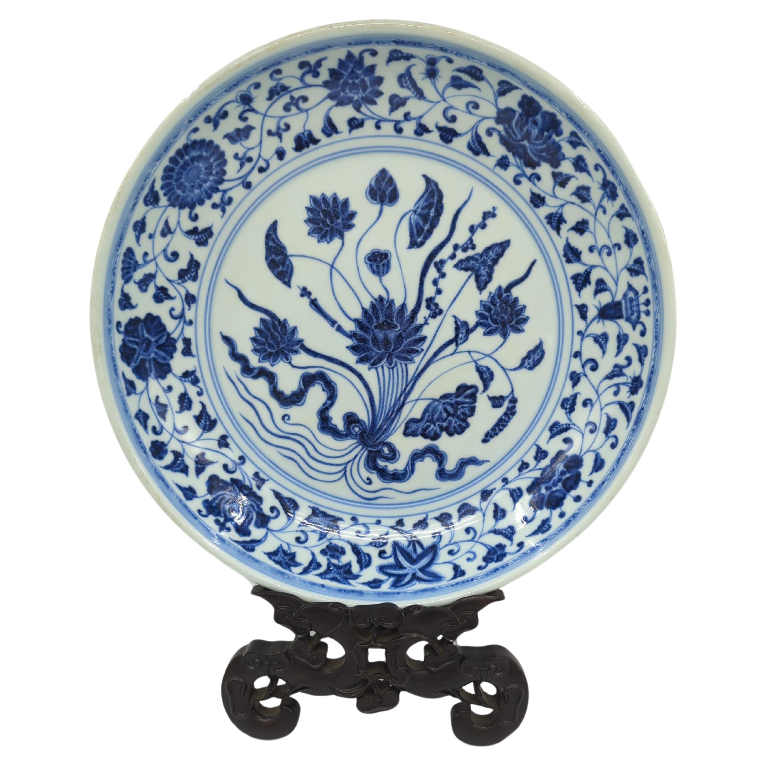 Ancienne assiette de présentation chinoise de style Ming en forme de lotus, bleue et blanche, 19e siècle Qing en vente