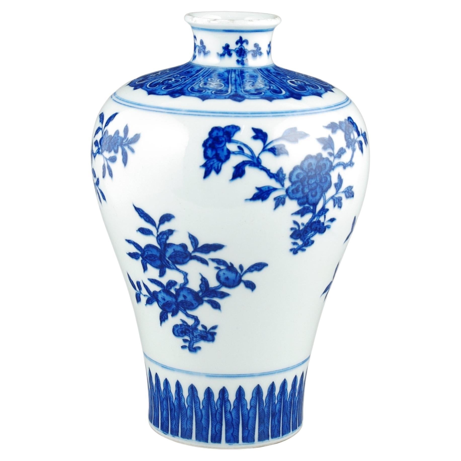 Grand vase Meiping bleu et blanc sous glaçure de style Qing 20c en vente