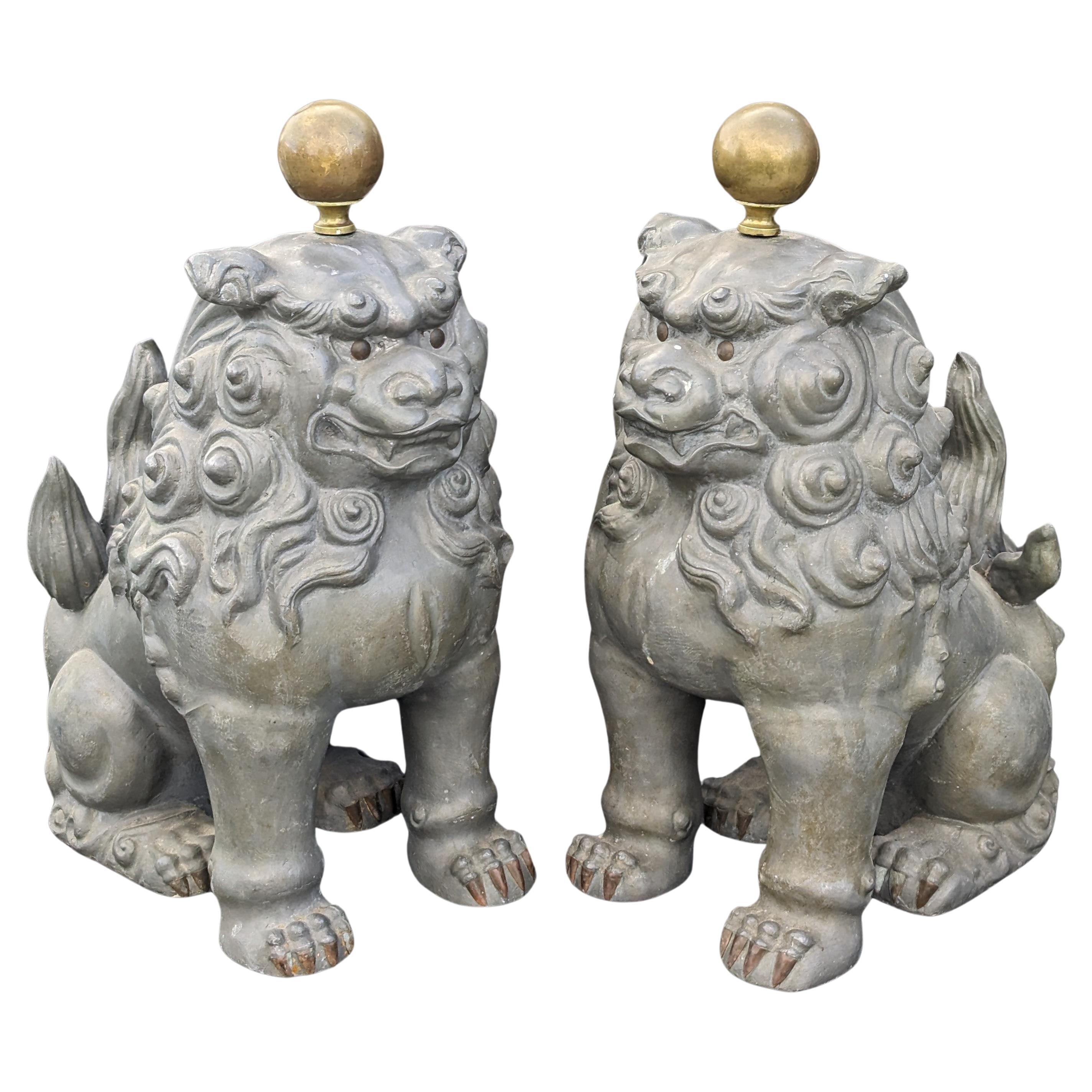 Paire de lions gardiens Foo en étain chinois Hong Kong NG AN signé milieu du 20e siècle en vente