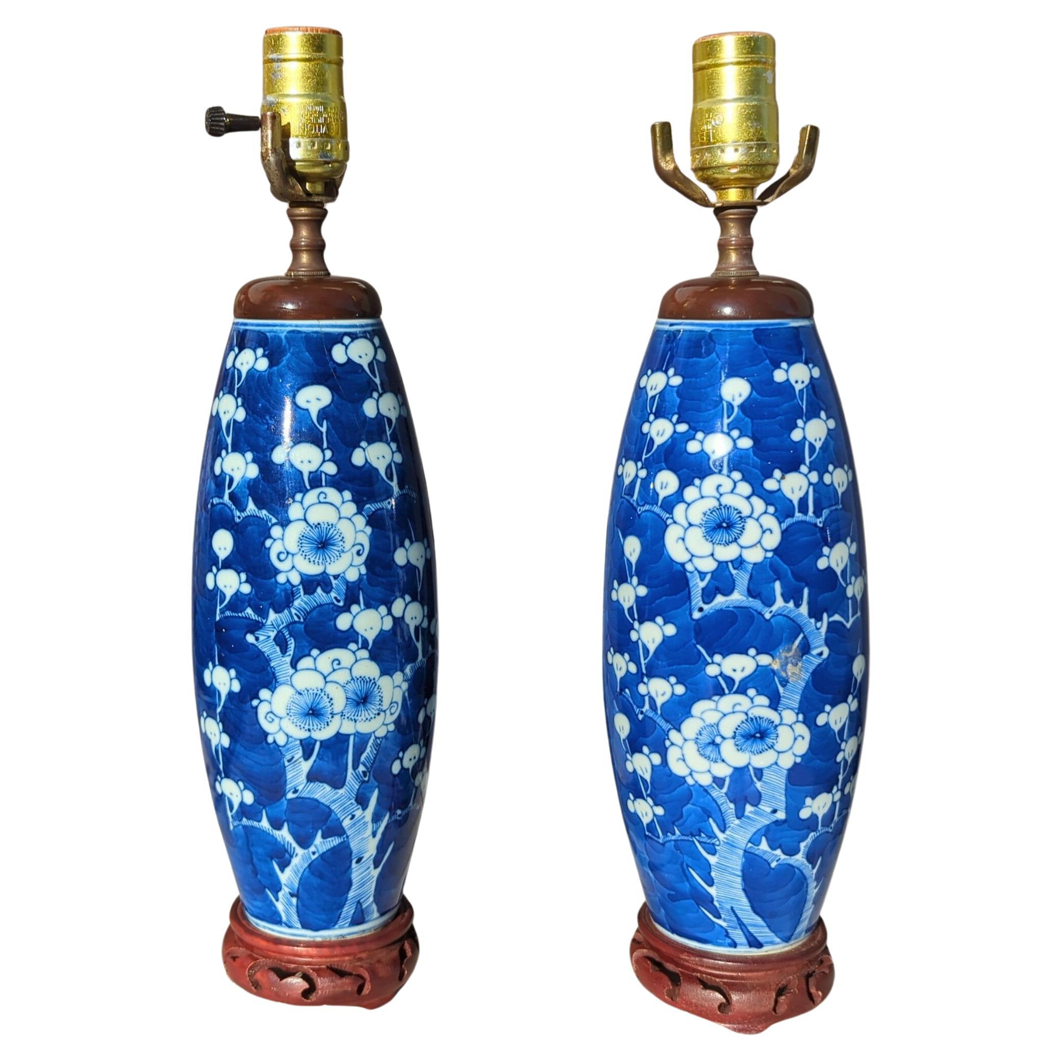 Paar antike chinesische blau-weiße Prunus-Blumenvasen-Tischlampen aus dem 19. Jahrhundert, frühe 20. Jahrhundert im Angebot