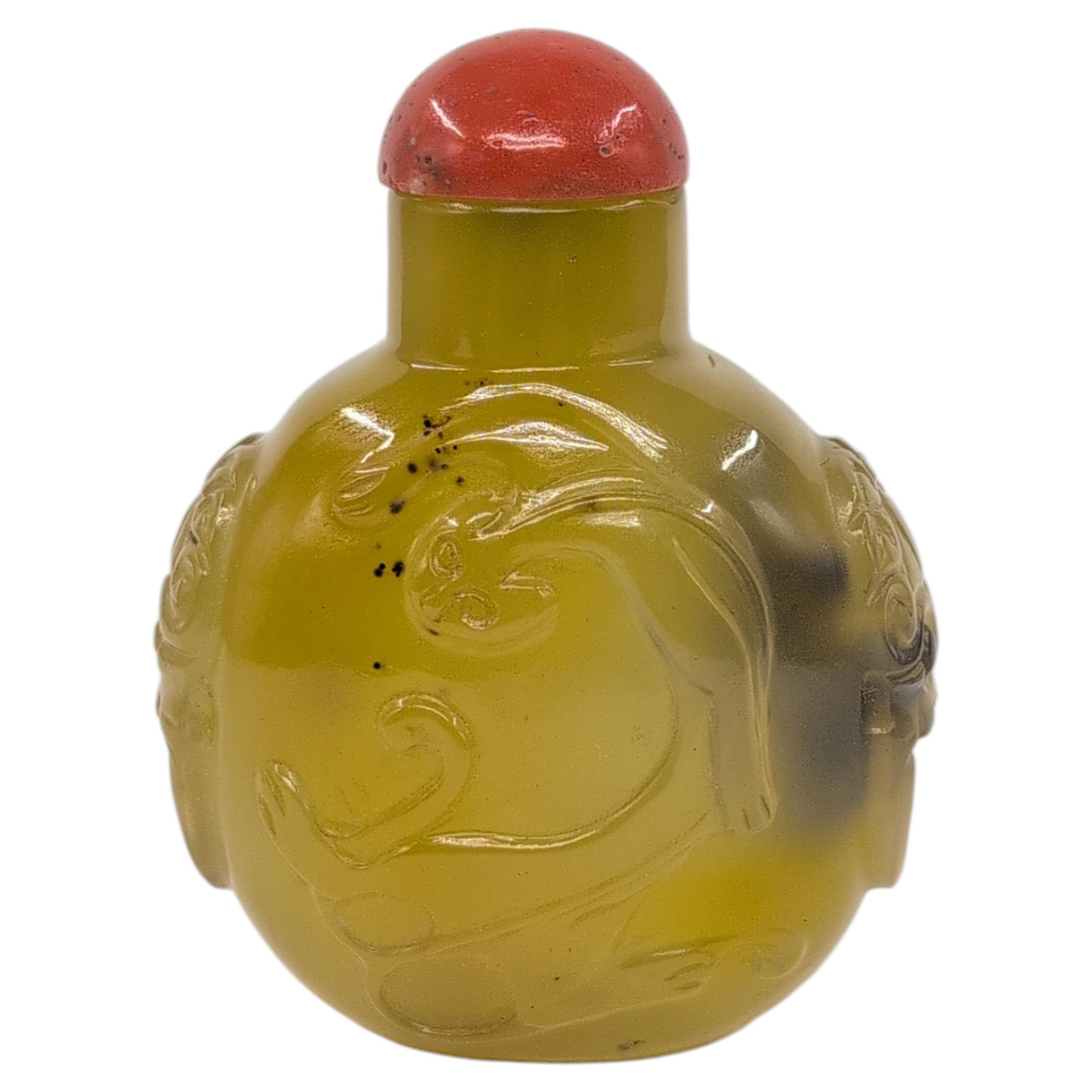 Magnifique flacon à priser chinois ancien en agate, orné d'un phénix sculpté en relief, dynastie Qing, fin du XIXe siècle en vente