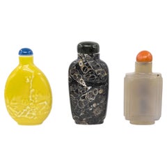 3 flacons à tabac chinois : agate ancienne, calcaire fossilifère et porcelaine (XXe siècle)