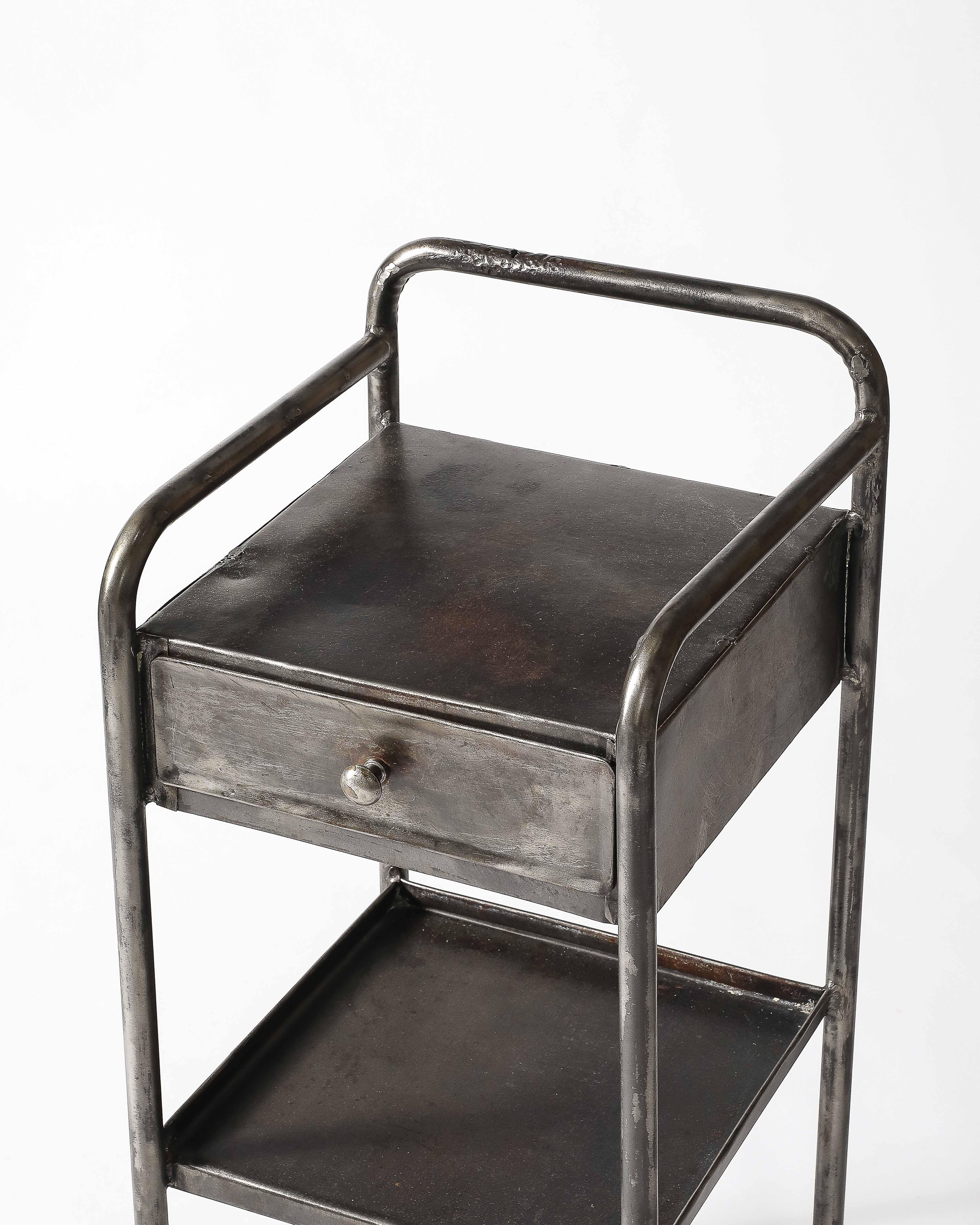 Industriel Table d'appoint en métal/acier avec étagère, France, c. 1950 en vente