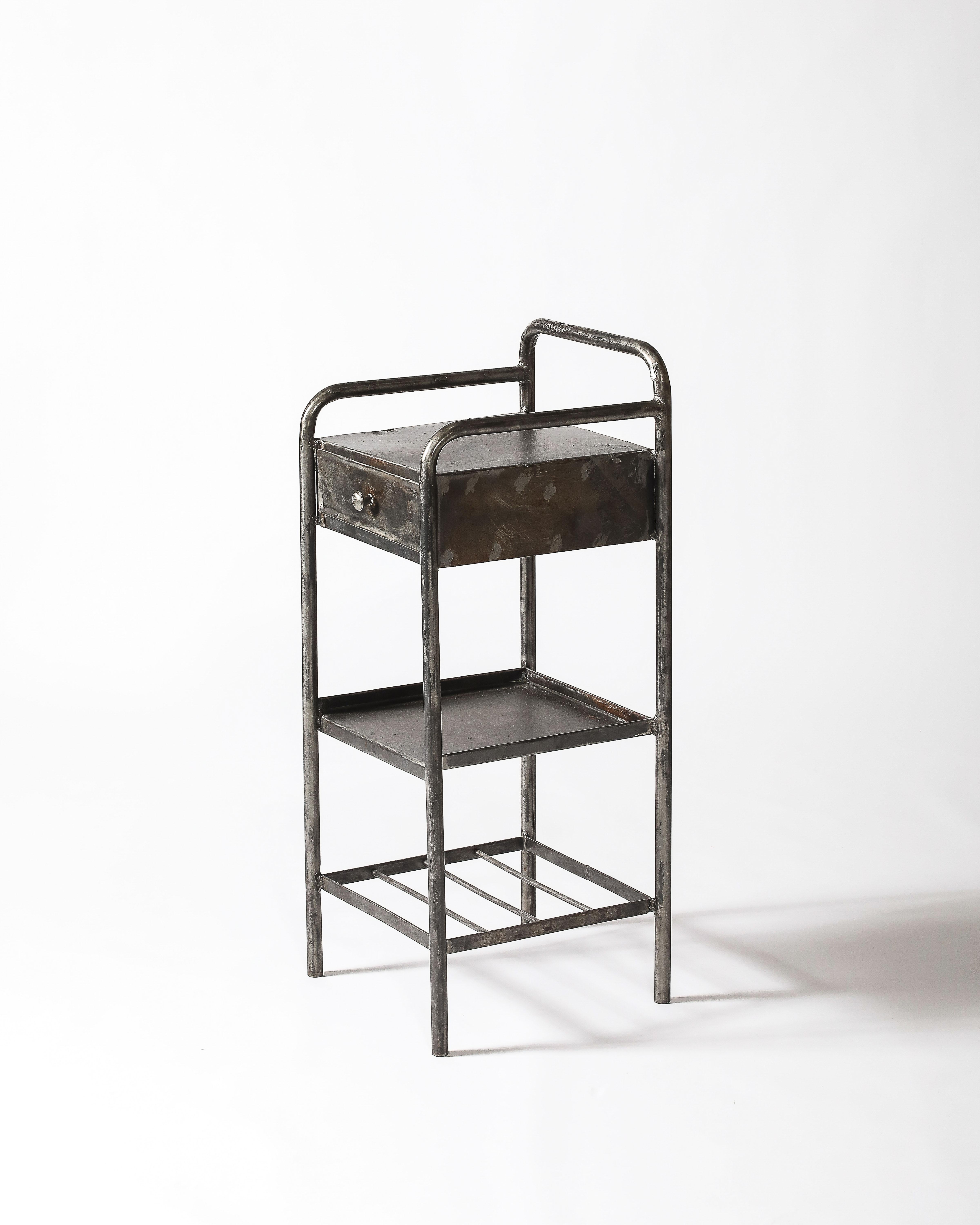 20ième siècle Table d'appoint en métal/acier avec étagère, France, c. 1950 en vente