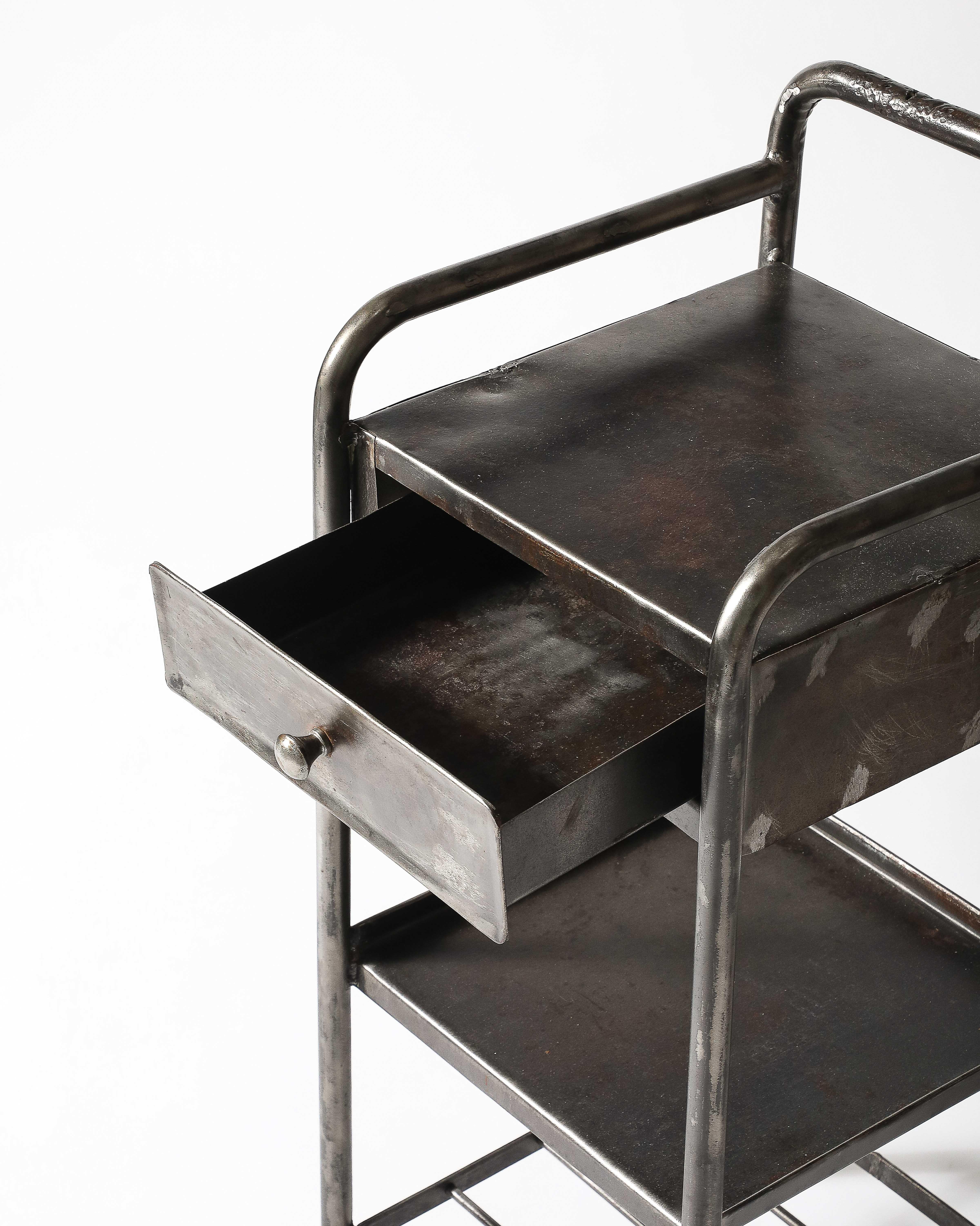 Français Table d'appoint en métal/acier avec étagère, France, c. 1950 en vente
