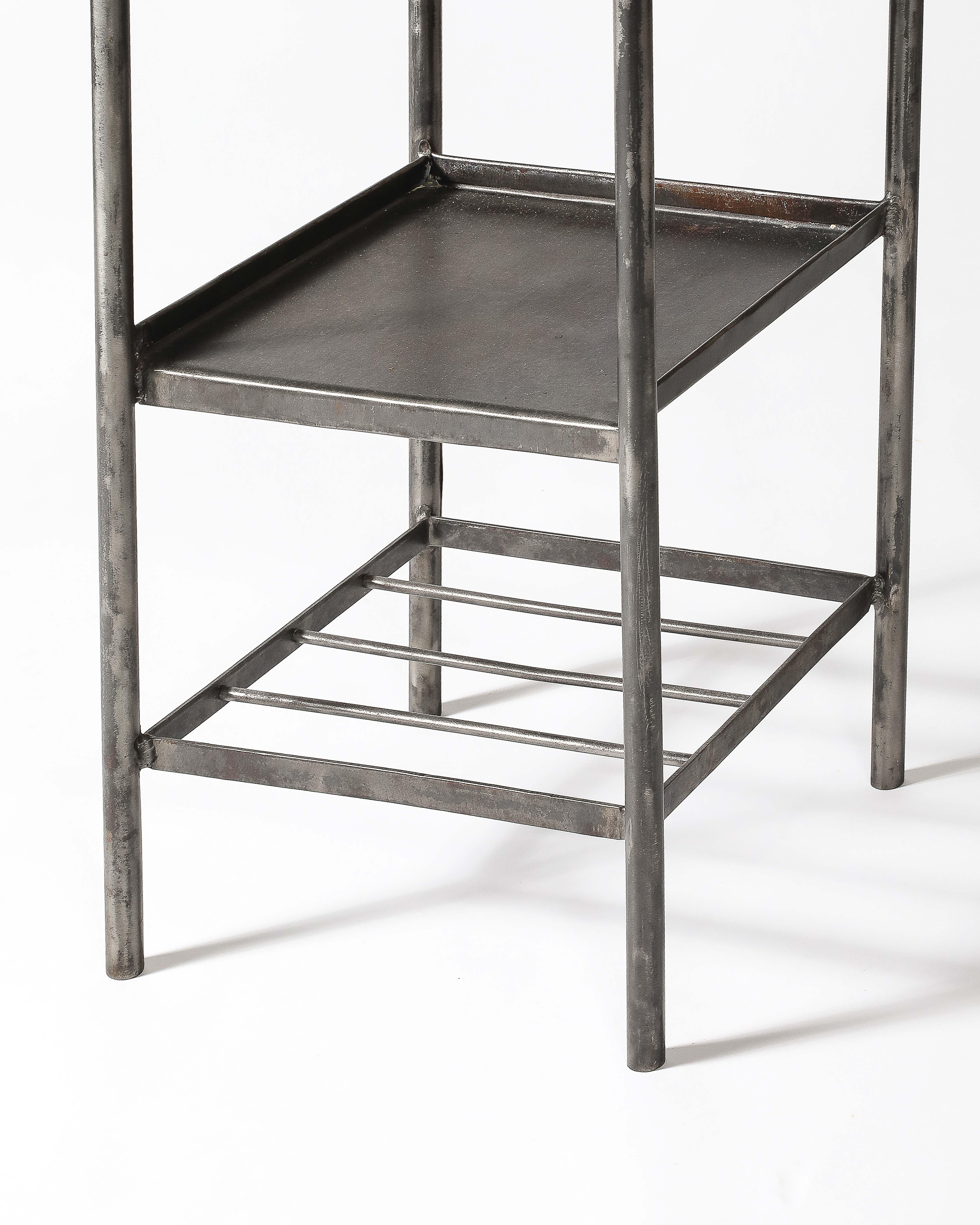 Table d'appoint en métal/acier avec étagère, France, c. 1950 Bon état - En vente à New York City, NY