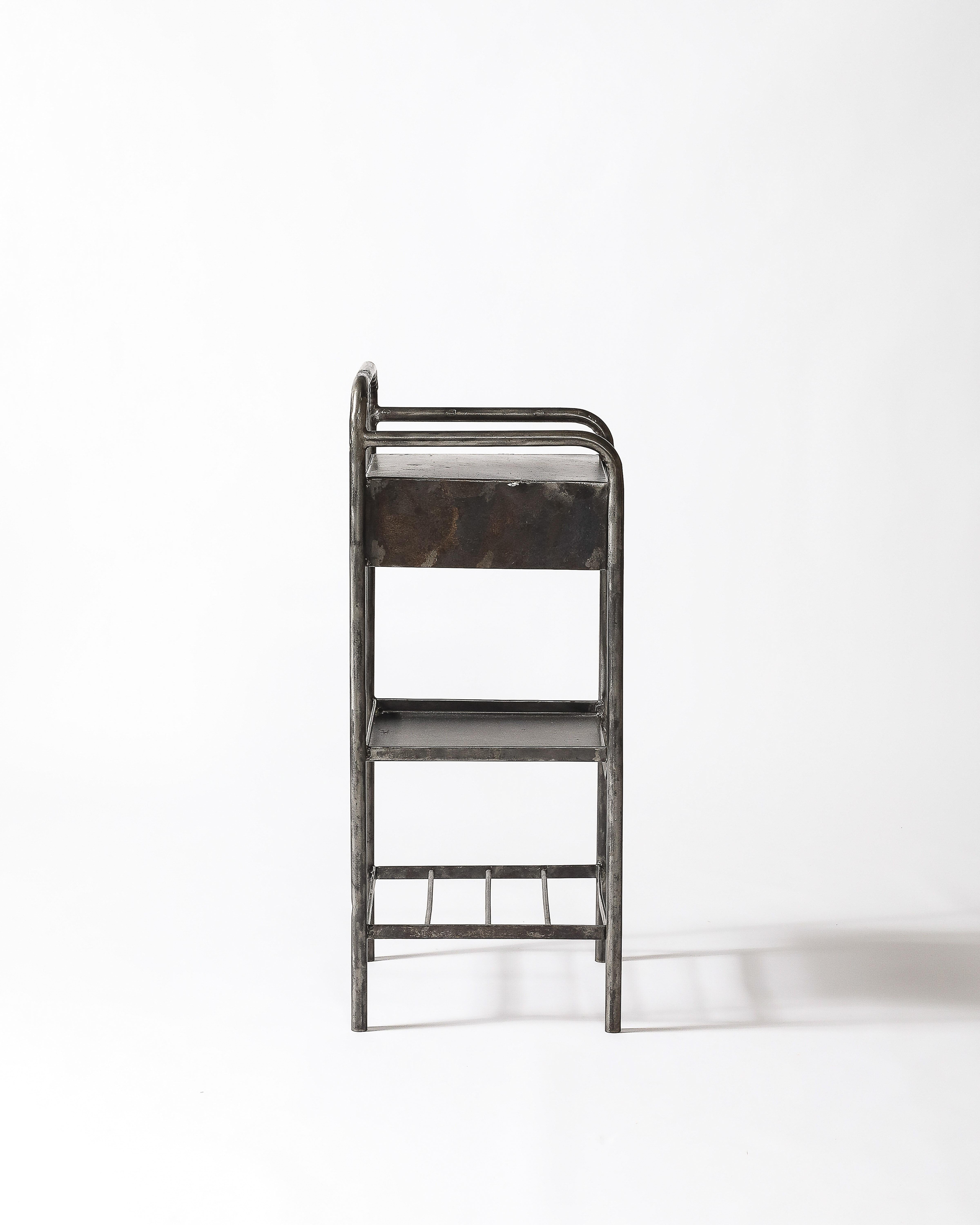 Table d'appoint en métal/acier avec étagère, France, c. 1950 en vente 5