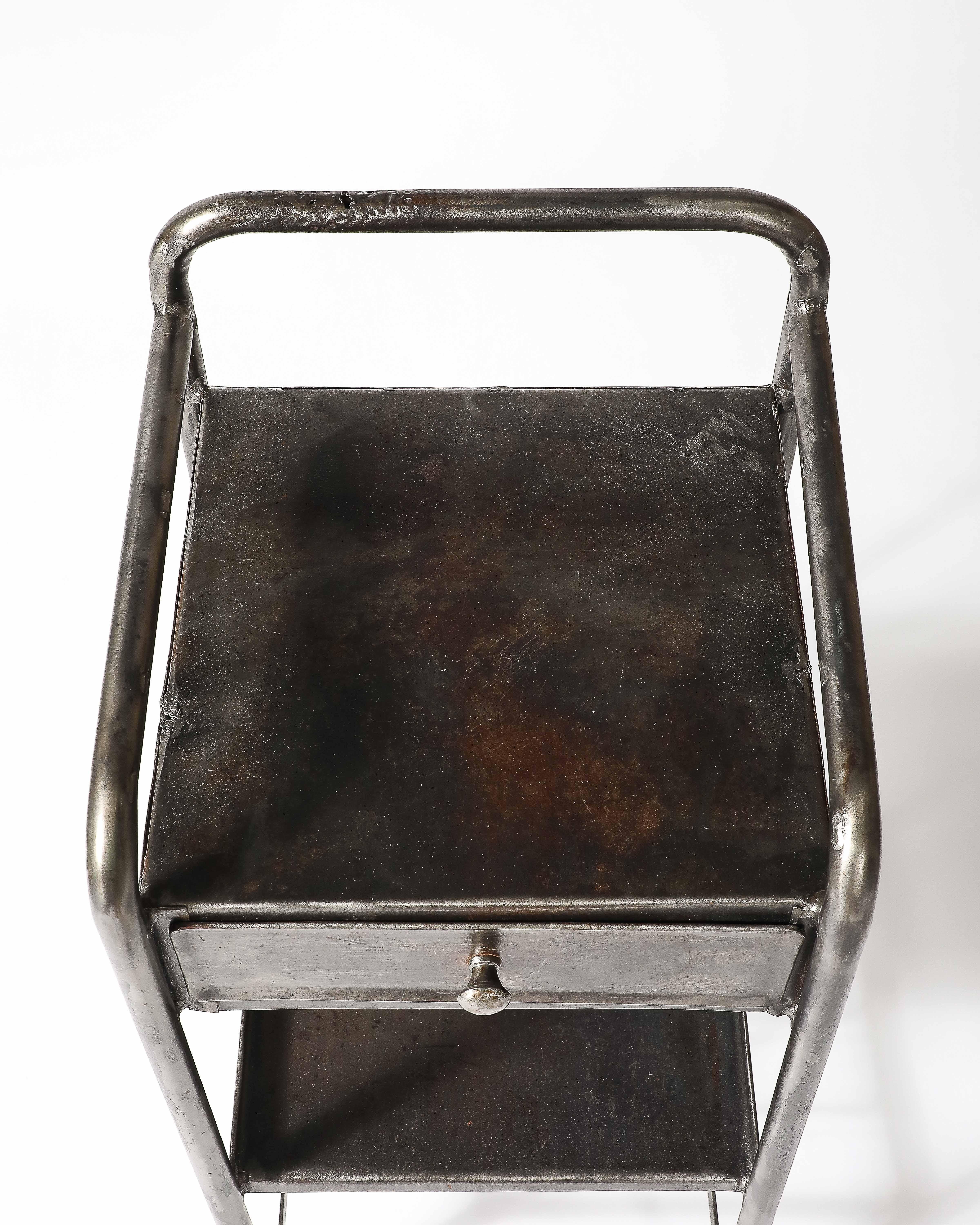Table d'appoint en métal/acier avec étagère, France, c. 1950 en vente 7