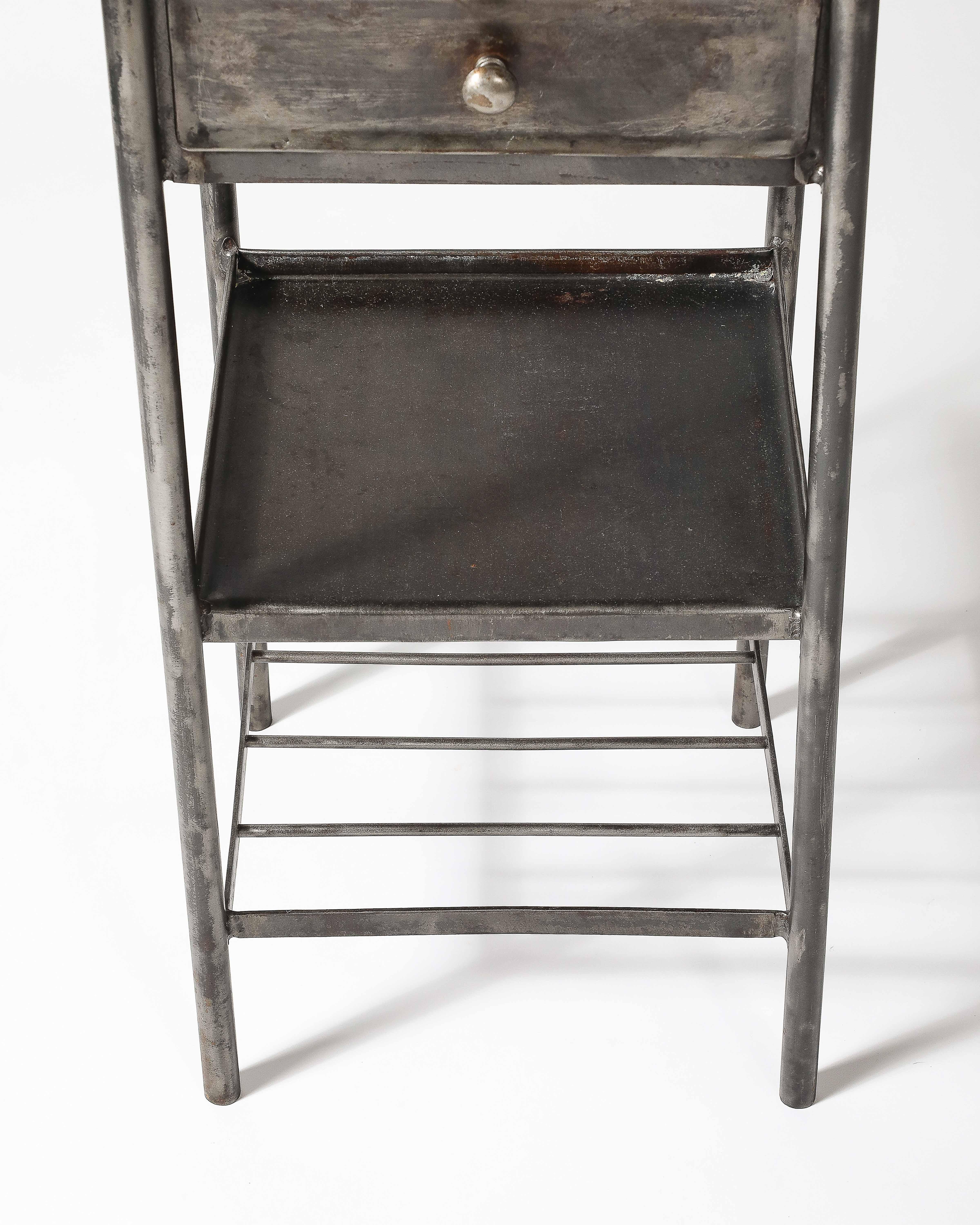Table d'appoint en métal/acier avec étagère, France, c. 1950 en vente 8