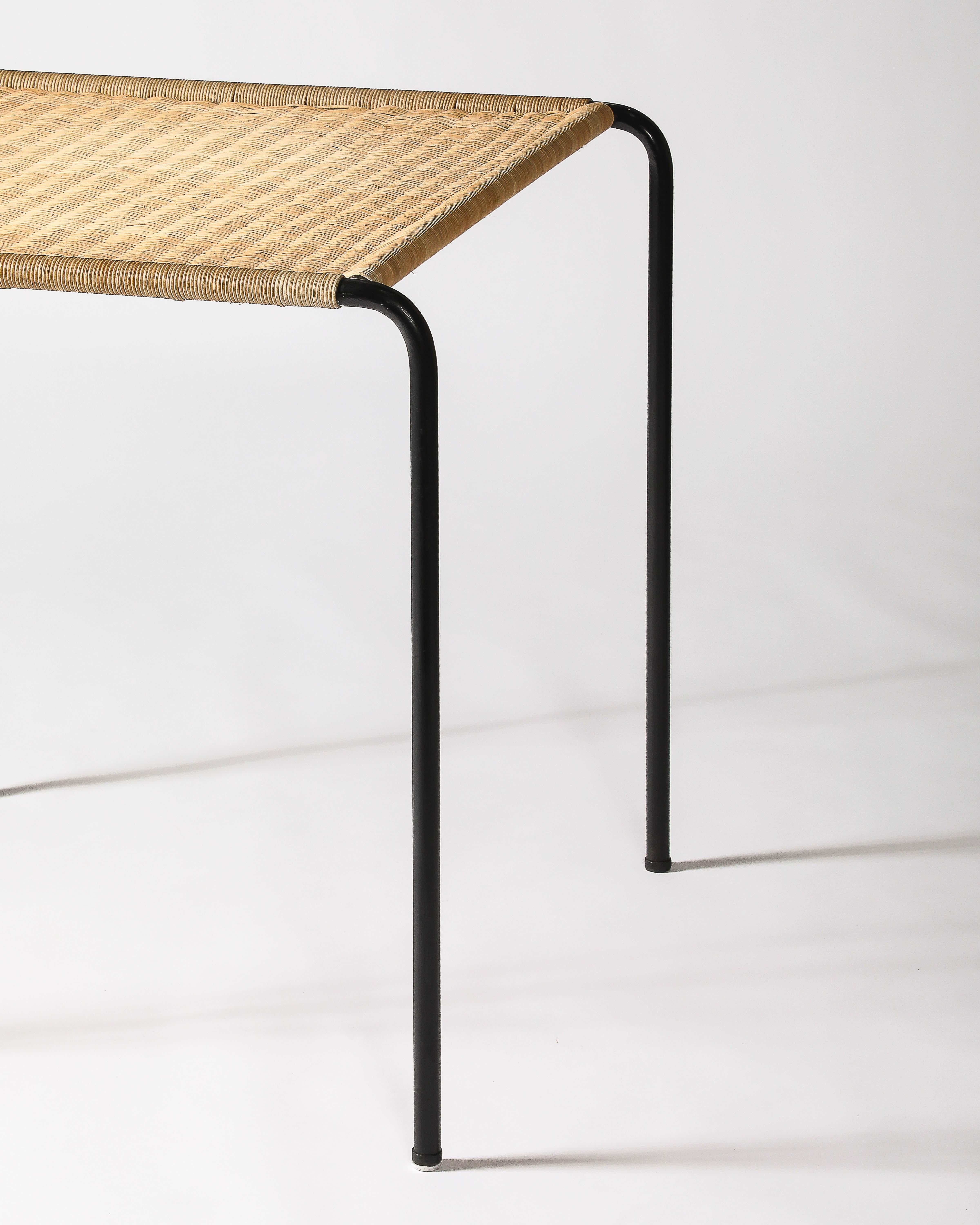Table d'appoint en acier et en rotin tressé, France, c.C. 1955 Excellent état - En vente à New York City, NY