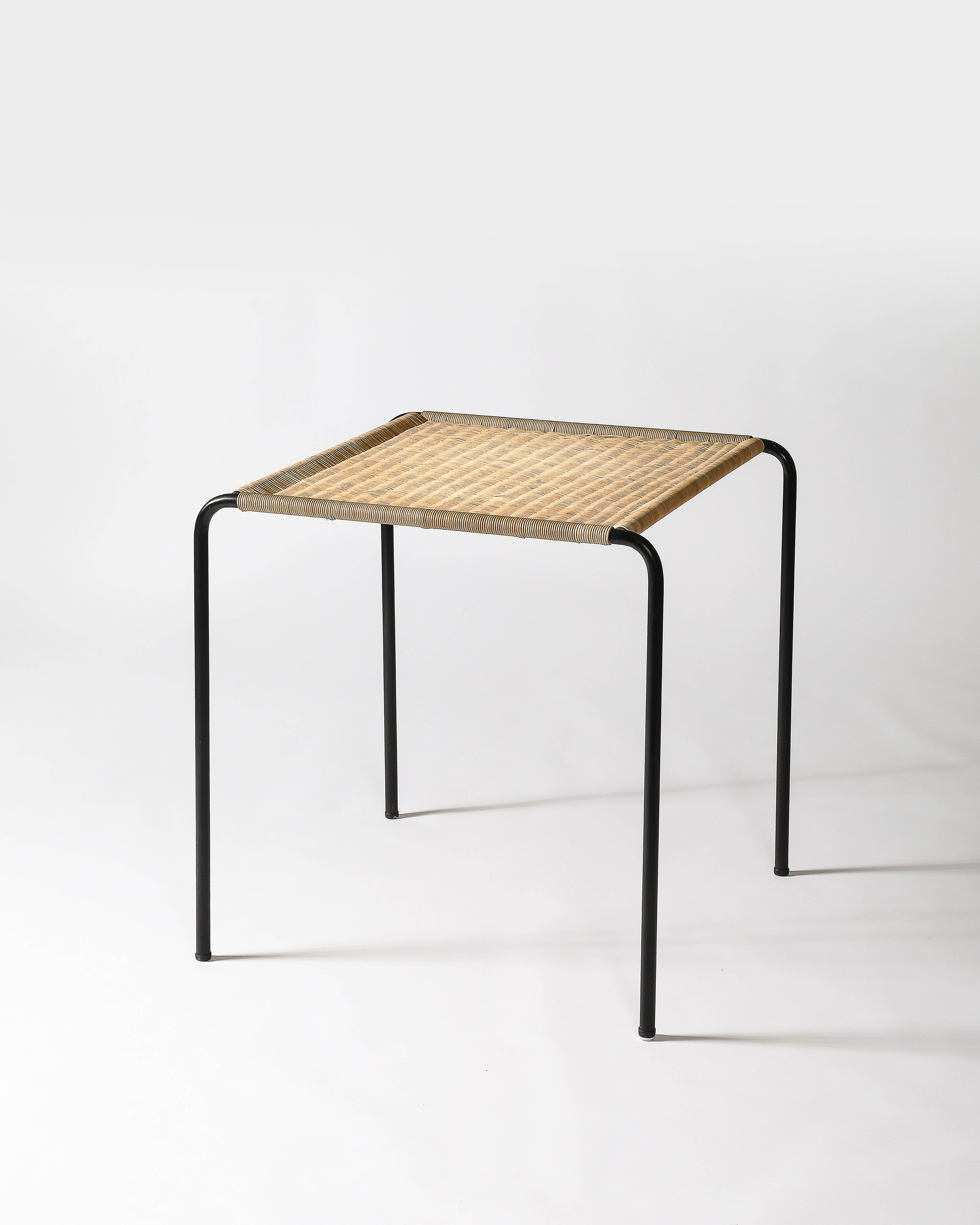Français Table d'appoint en acier et en rotin tressé, France, c.C. 1955 en vente