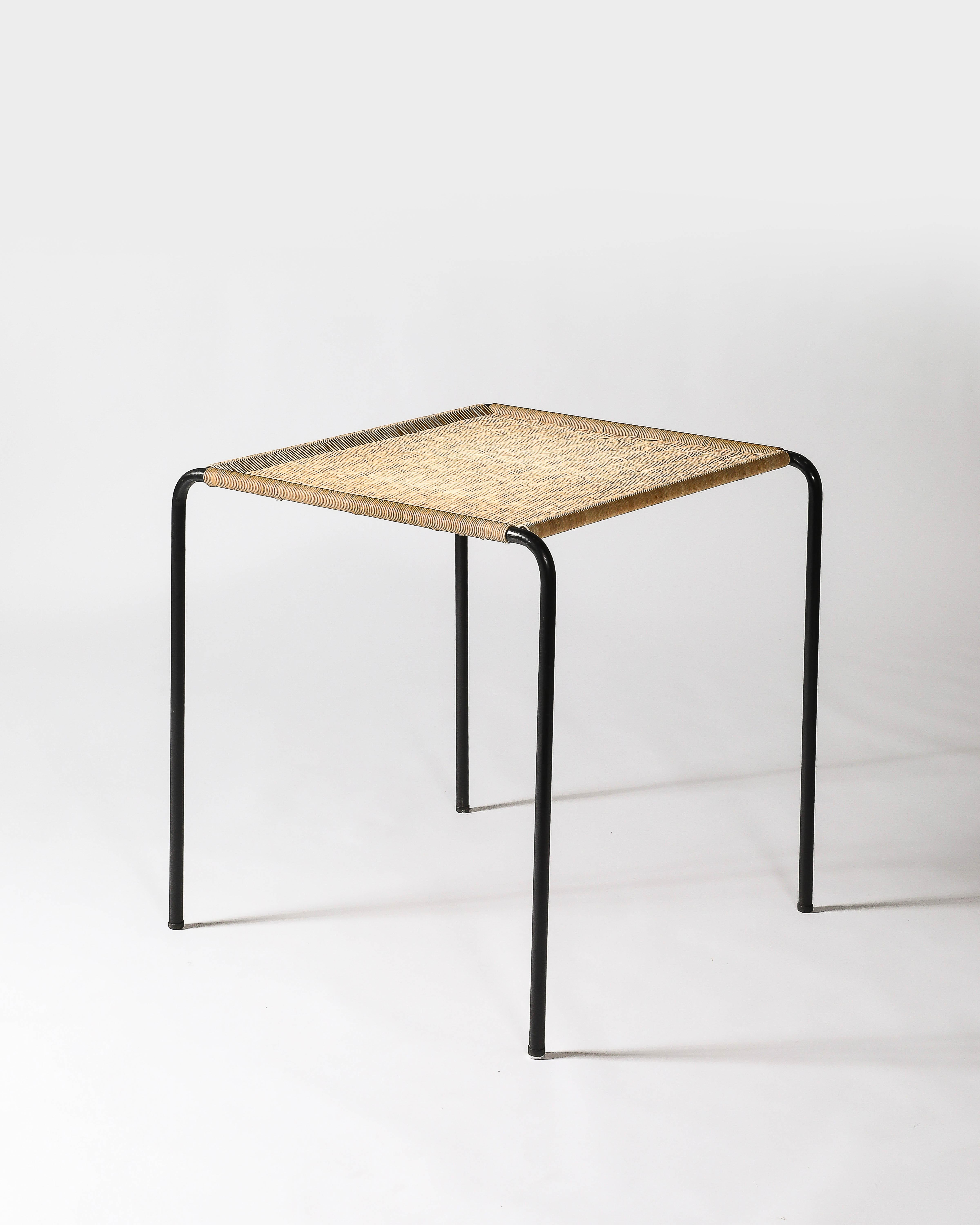 Acier Table d'appoint en acier et en rotin tressé, France, c.C. 1955 en vente