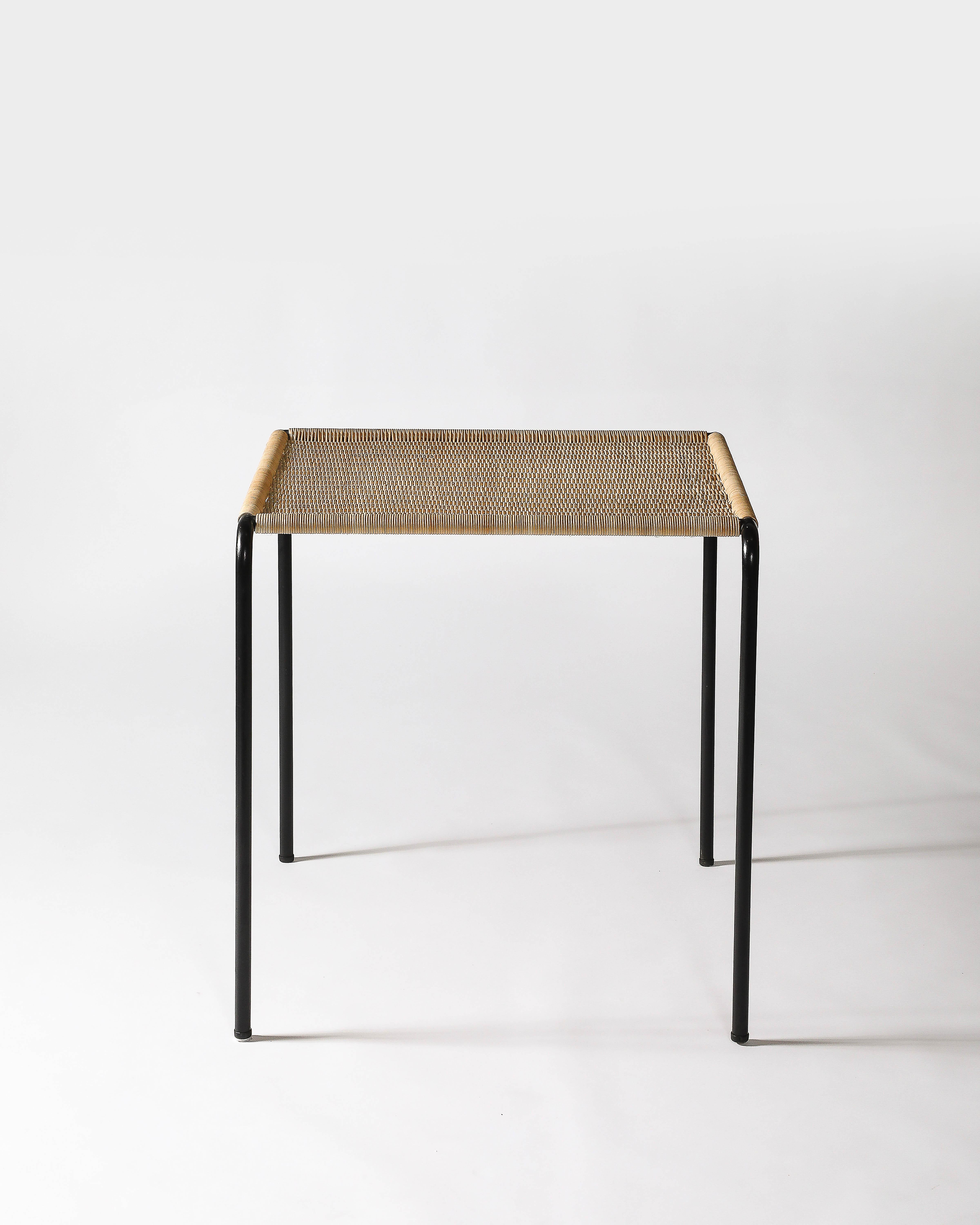 Table d'appoint en acier et en rotin tressé, France, c.C. 1955 en vente 1