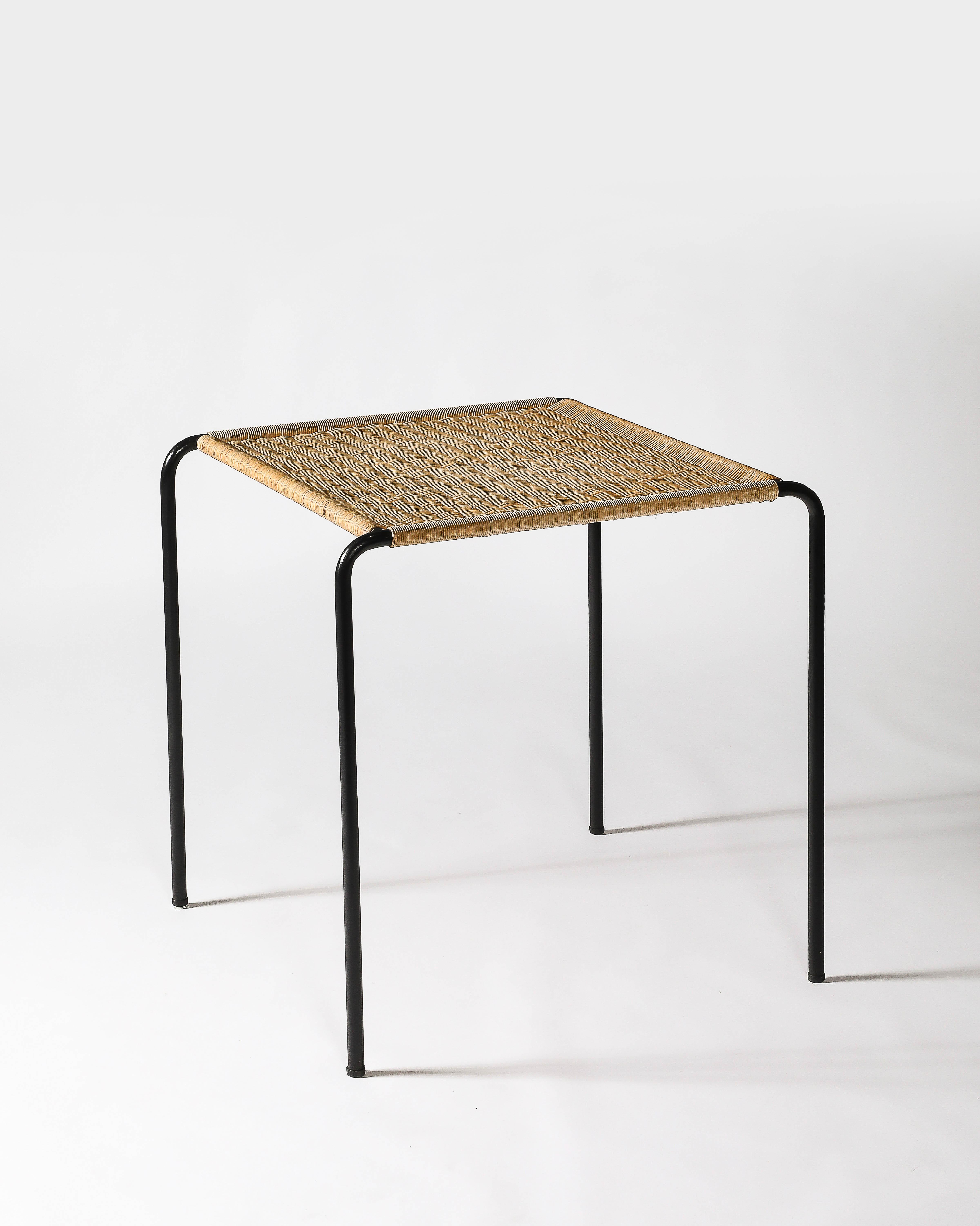 Table d'appoint en acier et en rotin tressé, France, c.C. 1955 en vente 2